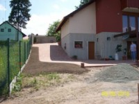 Dokončovací práce u rodinného domu – dlažba, bazén, terénní úpravy