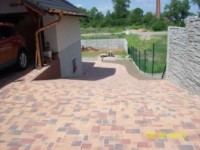 Dokončovací práce u rodinného domu – dlažba, bazén, terénní úpravy